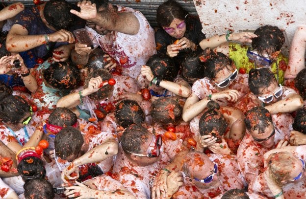 Cientos de personas llenos de tomate durante la Tomatina.