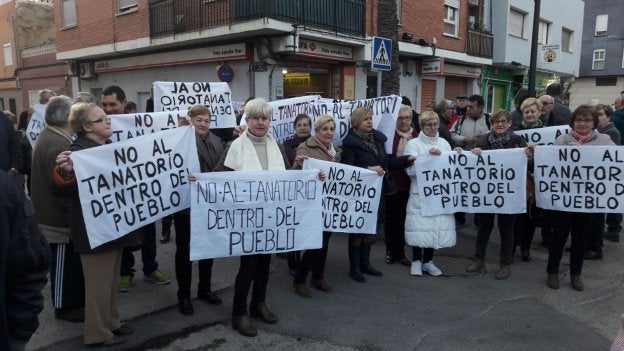 Vecinos protestan con pancartas en una de las movilizaciones organizadas en Santa Rita.