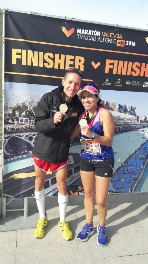 Pablo y Nuria muestran su medalla de 'finishers'.