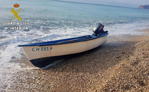 Patera rescatada en las costas de Alicante.