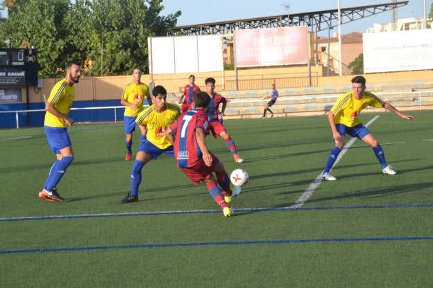 La defensa del conjunto groguet durante un partido de pretemporada.