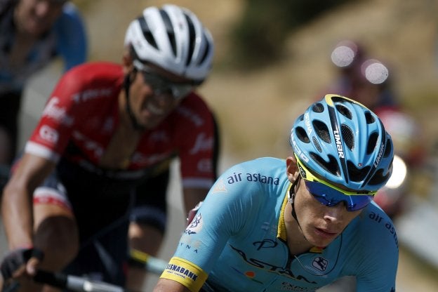 López seguido de Contador camino de Sierra Nevada.