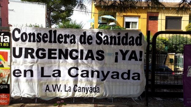 Pancarta de protesta colocada por la asociación de vecinos.