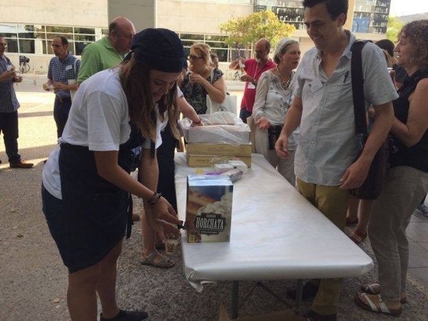 Degustación de horchata en la Facultad de Ciencias Sociales.