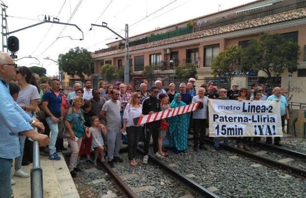Uno de los cortes simbólicos que realizaron los vecinos de Paterna.