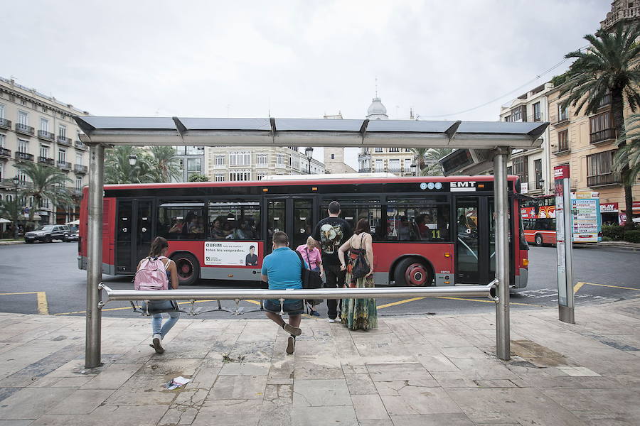 Un autobús de la EMT en la Plaza de la Reina.