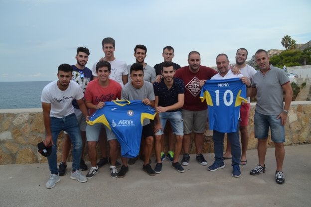 La plantilla del CFS Dianense junto al presidente del club y al patrocinador. / J. Zamora