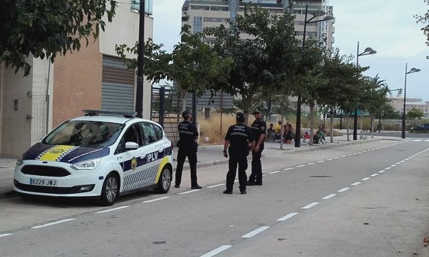 Vigilancia policial en Moreras, para evitar ocupaciones.