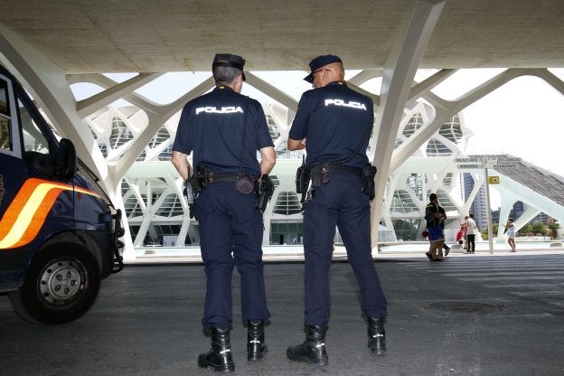 Dos policías nacionales vigilan en la Ciudad de la Ciencias este verano.