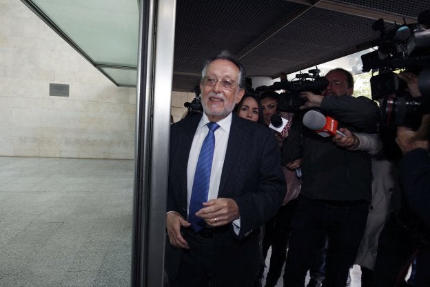 El exvicealcalde de Valencia, Alfonso Grau, tras declarar en los juzgados.