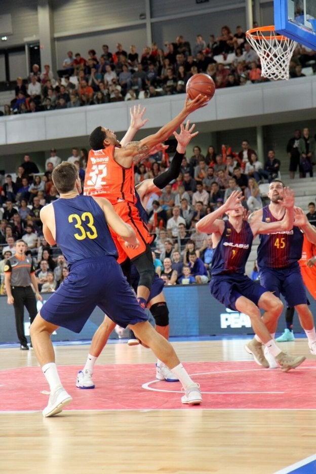 Erick Green intenta encestar durante el partido de ayer ante el Barcelona.