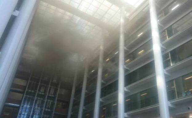 Humo en el interior de la Ciudad de la Justicia de Valencia por el incendio.