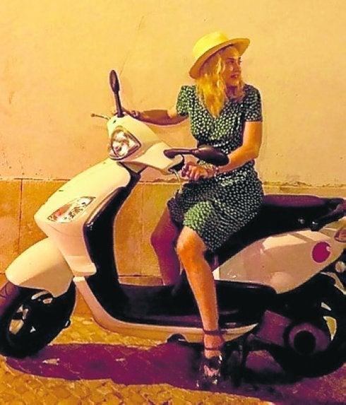 Madonna, en moto por Alfama.