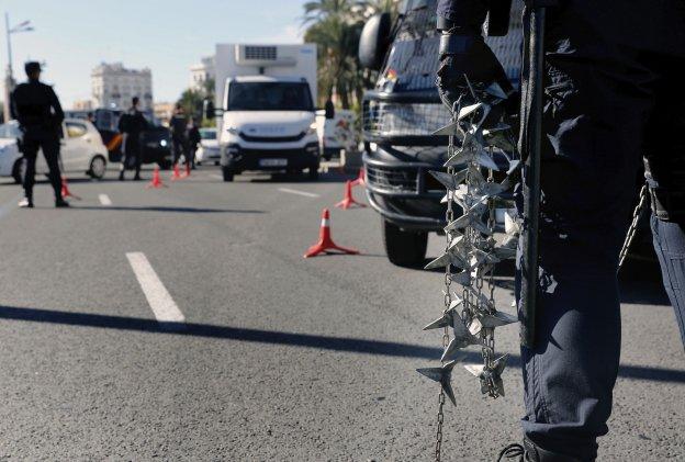 Control de la Policía Nacional en la ciudad de Valencia. / Juan Carlos Cardenas/EFE
