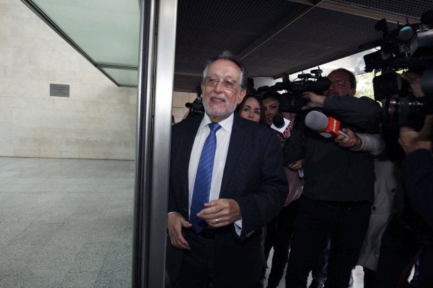 El exvicealcalde entra en la Ciudad de la Justicia.