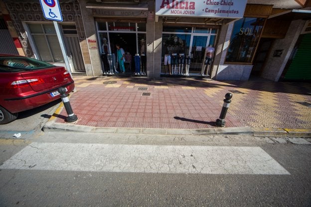 Una de las rampas construidas para evitar la existencia de barreras arquitectónicas.