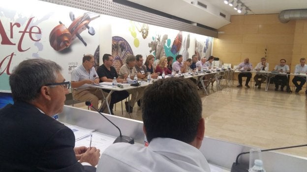 El conseller Rafael Climent, de espaldas, preside el Observatorio del Comercio acompañado por el director general Natxo Costa.