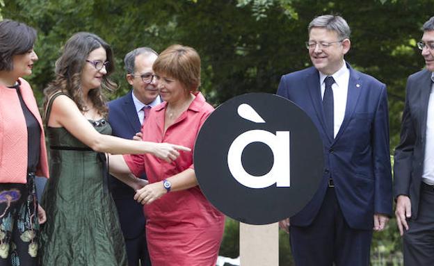 Empar Marco, con el logotipo de Àpunt.