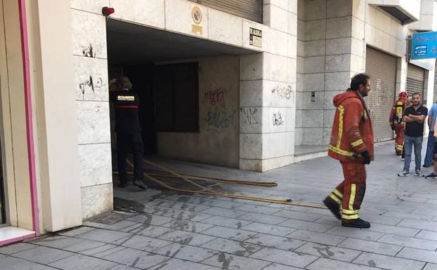Imagen de los operarios durante la extinción.