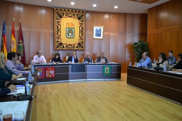 Los ediles de Calp durante la celebración de una sesión plenaria.