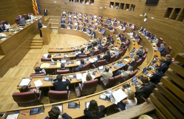 El pleno de Les Corts, ayer, durante el pleno de política general.