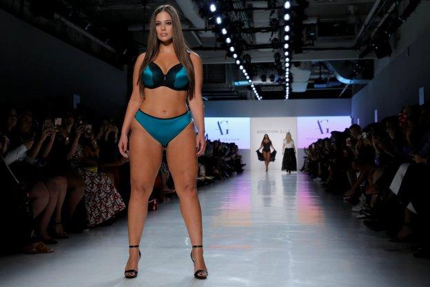 La modelo Ashley Graham desfila para la marca de lencería Addition Elle.