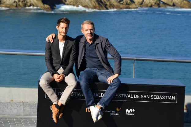 Los actores Pierre Nine y Lambert Wilson en San Sebastián.