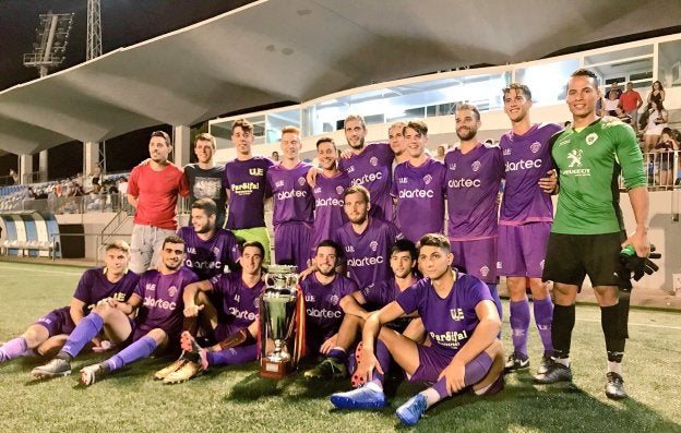 El UE Gandia, celebrando la Copa Ducal conseguida en agosto.