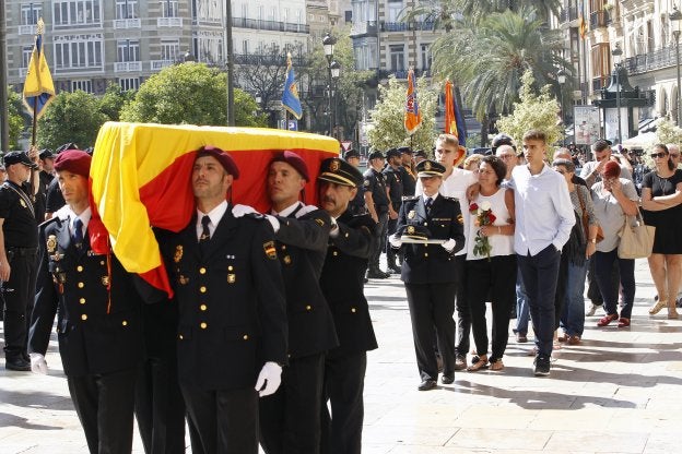 El féretro en la entrada de la Catedral de Valencia.