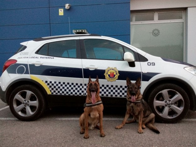 Urko y su nueva compañera de equipo, Fany, junto a un coche patrulla de la Policía Local.