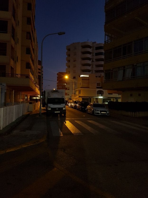 Calles de la playa de Tavernes con falta de luz y farolas apagadas.