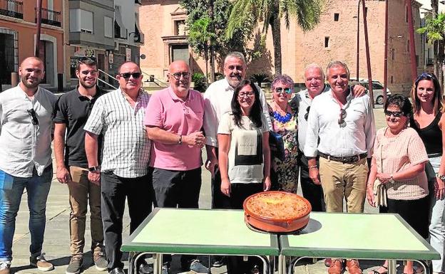 Un momento del homenaje que los representantes de Pego y Elx hicieron al ‘arròs amb crosta’.