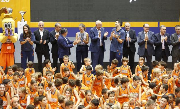 Juan Roig y Rafa Martínez junto a directivos y gente de Valencia Basket, ayer por la tarde en L'Alqueria. / J. signes