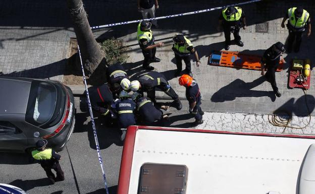 Los operarios retirando el cadáver tras el atropello./M. P.