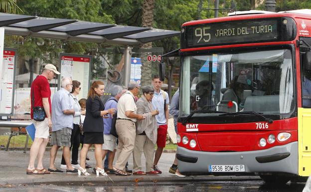 Un grupo de usuarios cogen un autobús./Manuel Molines