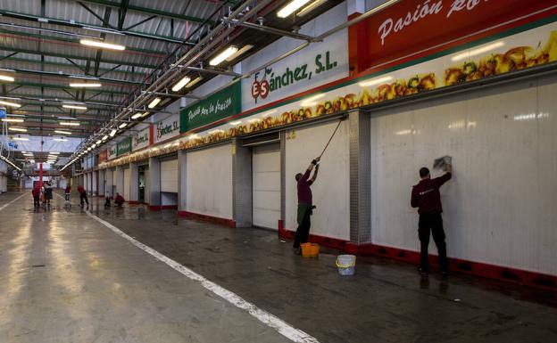 Los comercios del mercado de Barcelona, cerrados por la huelga./Efe
