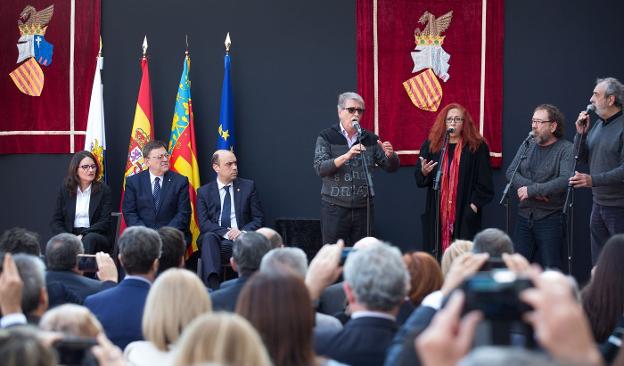 Mónica Oltra, junto a Ximo Puig y Gabriel Echávarri, durante un acto en Alicante. / alex domínguez