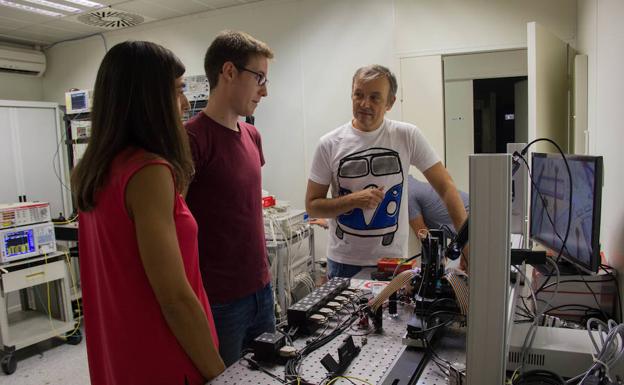 Investigadores valencianos diseñan el primer chip fotónico con más de 100 funcionalidades distintas