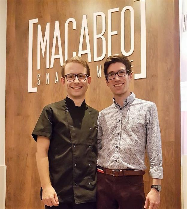 Jorge Sanz y Alejandro Rodríguez. Al lado, sándwich ClubHouse. / lp