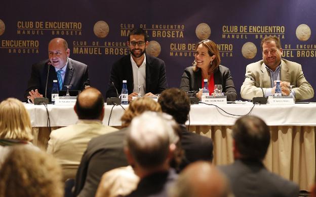 Los participantes en la mesa redonda, ayer. / jesús signes