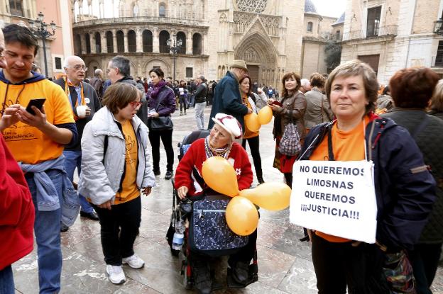 Protesta de dependientes y su familiares en la plaza de la Virgen. / Manuel Molines