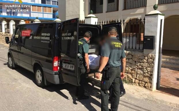 Momento en el que la Guardia Civil se lleva el cadaver. /Guardia Civil