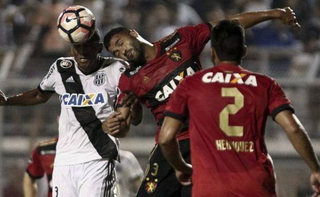 Un futbolista del Sport Recife disputa un balón en la liga brasileña./AFP