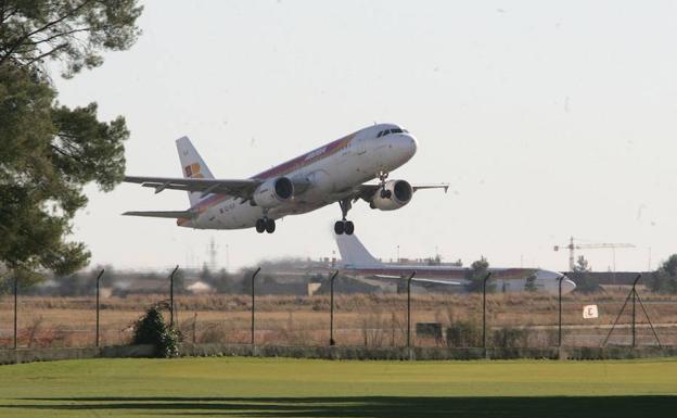 Un avión despegando del aeropuerto de Manises, en una foto de archivo./J. Peiró
