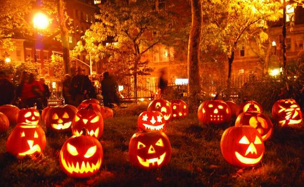 Las famosas lámparas talladas en calabazas.