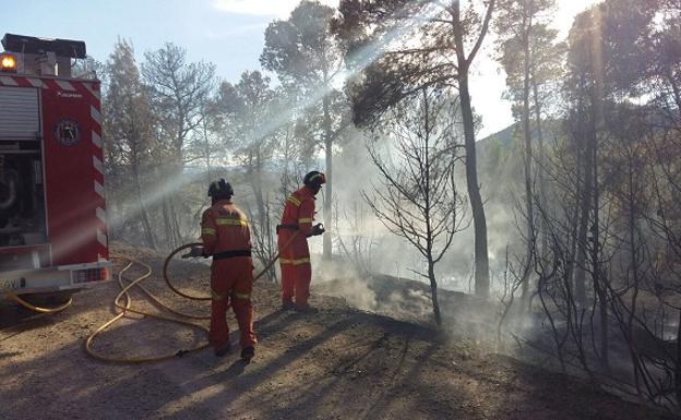 Bomberos en lo strabajos de extinción./@BombersValencia