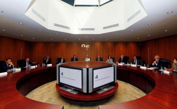El Presidente del Banco Sabadell, Josep Oliu (c), el consejero delegado, Jaume Guardiola (5i) y el secretario no consejero, Miquel Roca (6d), durante el Consejo de Administración del Sabadell celebrado hoy en Alicante./EFE