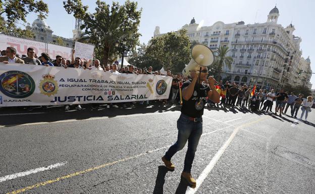 Concentración de policías y guardias civiles para pedir la equiparación salarial