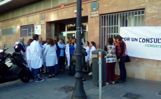 La protesta en la puerta del centro de salud./