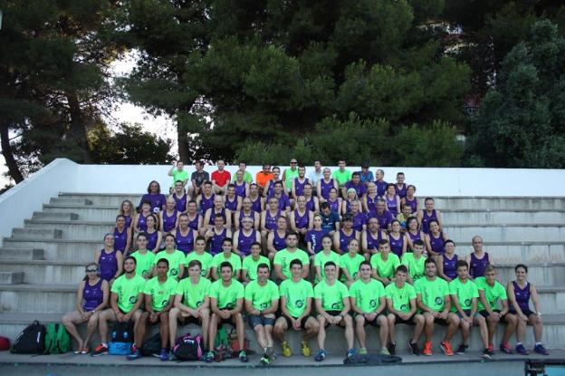 Más de 300 miembros.Socios del Club de Córrer el Garbí posan en las instalaciones deportivas. / lp